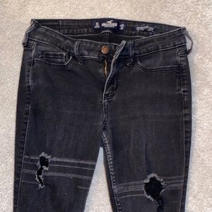 Women’s Hollister jeans, size waist 25, length 28. Color black